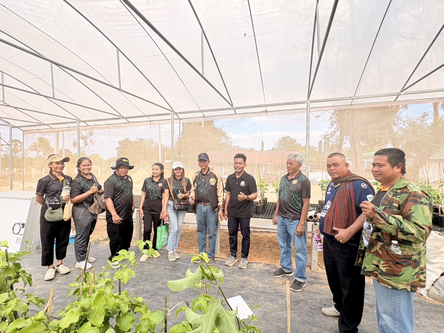 title - วันที่ 23 มกราคม 2569 นายประเสริฐ กาญจนเกียรติกุล ปฏิรูปที่ดินจังหวัดบุรีรัมย์ มอบหมายให้นายธงชัย ใจกล้า เจ้าหน้าที่ปฏิรูปที่ดิน นำเกษตรกรภายใต้โครงการพัฒนาเกษตรกรรมยั่งยืนในเขตปฏิรูปที่ดินจำนวน 11 ราย เข้าศึกษาดูงานสถานีวิจัยการเกษตรและพัฒนาโครงการหลวงโนนดินแดง